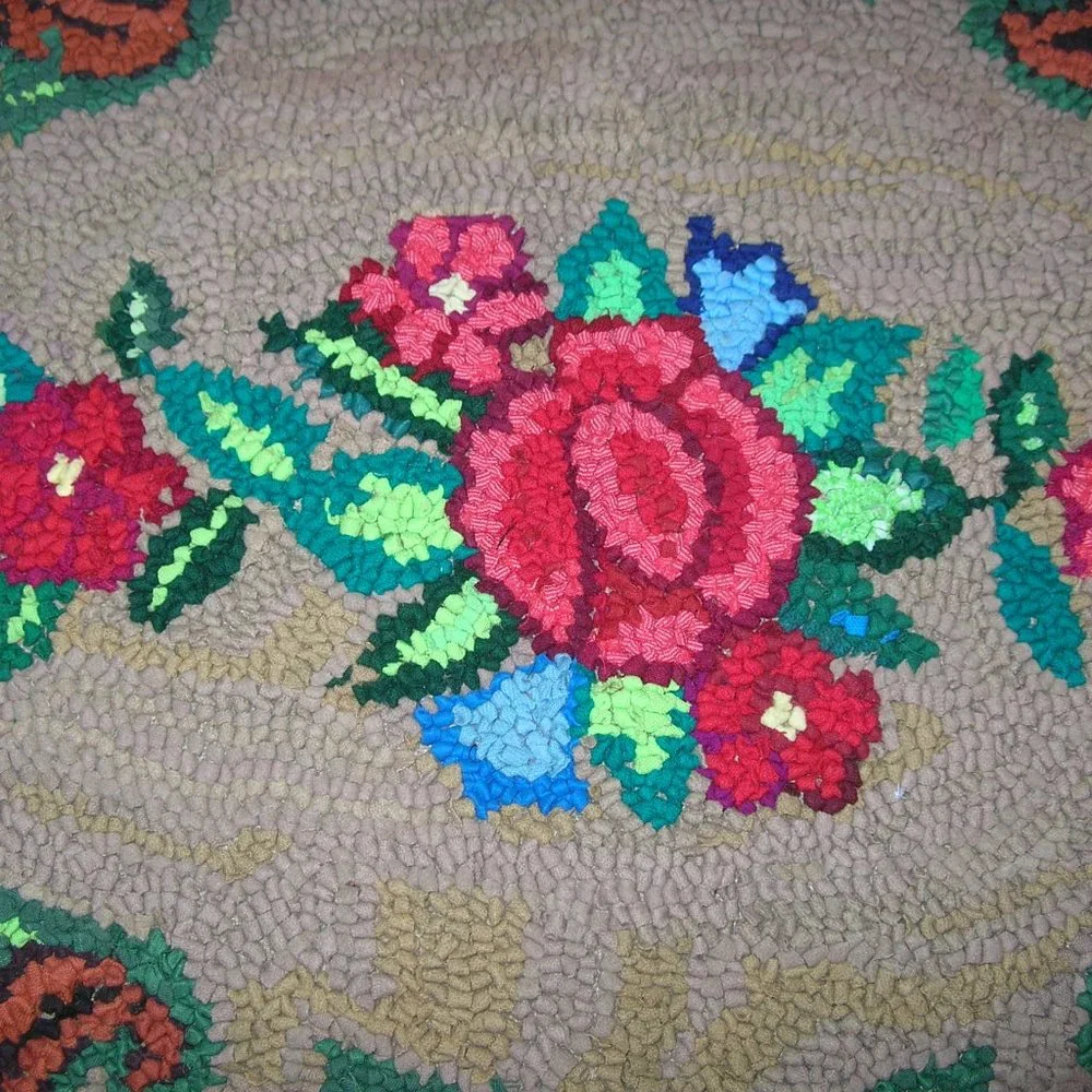 ANTIQUE HAND MADE LOOP HOOK FLORAL FLOWERS RUG 31